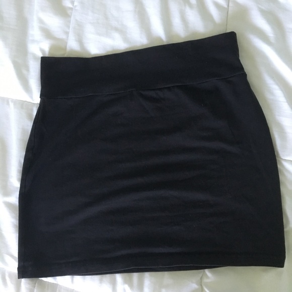 Black miniskirt - Picture 2 of 3